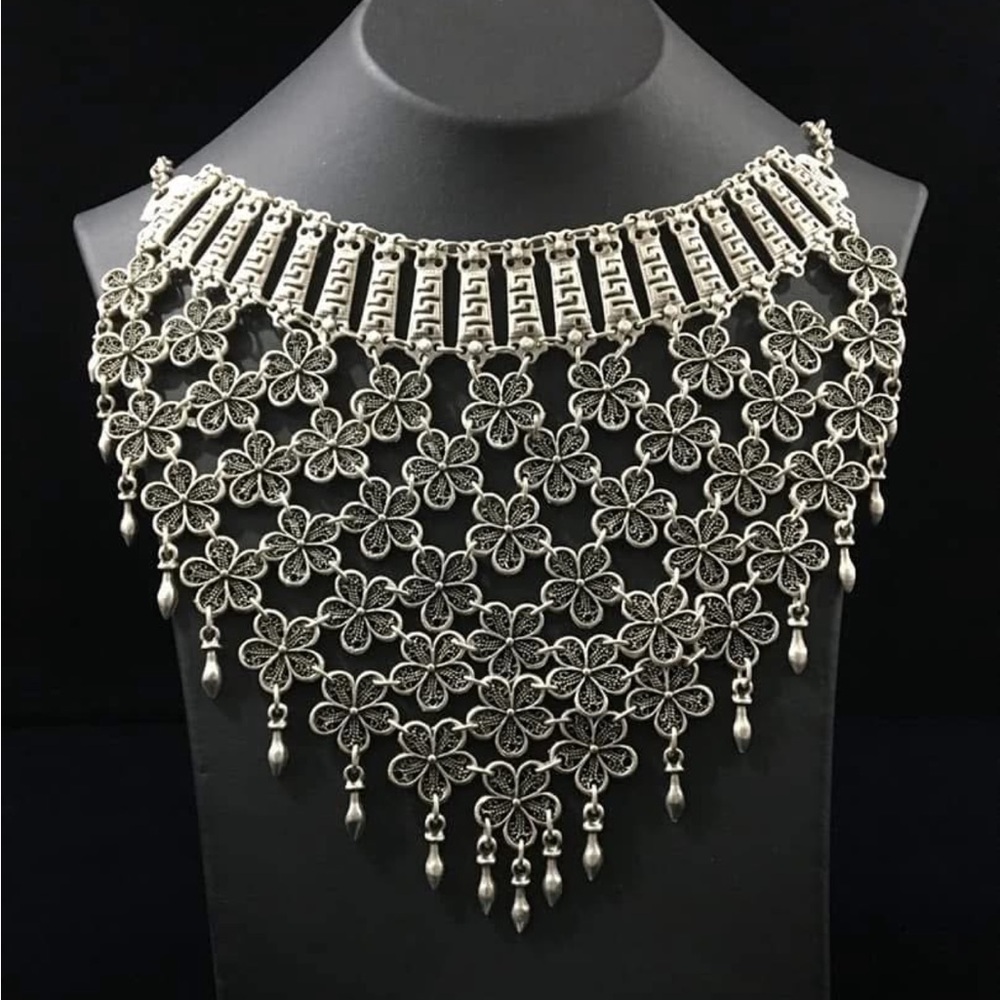 Elegant Silver Floral Necklace Set